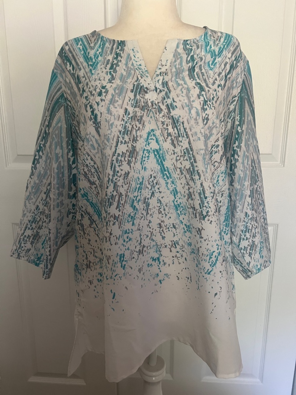 Chico’s Easy Wear Abstract Print Top Size 3 XL Blue White Lightweight Blouse